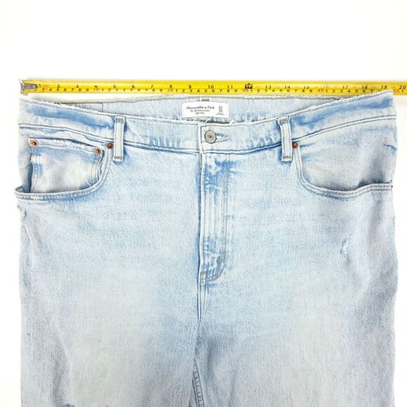 ABERCROMBIE 90s Relaxed Jeans High Rise Clean Girl Wide Distressed Light Wash 33 - Picture 3 of 10